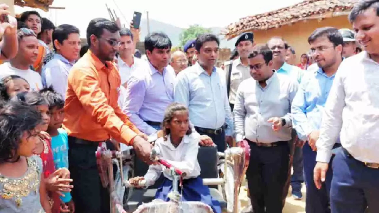 एक टांग पर कूद कर स्कूल जाने वाली सीमा को मिले पंख, प्रशासन ने की ये मदद एक टांग पर कूद कर स्कूल जाने वाली सीमा को मिले पंख, प्रशासन ने की ये मदद