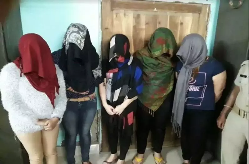 इस बड़े नेता के होटल में चल रहा था सेक्स रैकेट, पुलिस ने दी दबिश, 15 लड़के-लड़कियां आपत्तिजनक हालत में गिरफ्तार इस बड़े नेता के होटल में चल रहा था सेक्स रैकेट, पुलिस ने दी दबिश, 15 लड़के-लड़कियां आपत्तिजनक हालत में गिरफ्तार