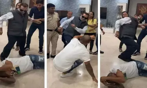 लात-घूसों से हुई शिखर धवन की पिटाई का VIDEO वायरल, प्लेऑफ में नहीं पहुंचने से नाराज थे पिता! लात-घूसों से हुई शिखर धवन की पिटाई का VIDEO वायरल, प्लेऑफ में नहीं पहुंचने से नाराज थे पिता!