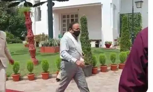 सांसद हर्षवर्धन उपराज्यपाल के शपथ ग्रहण प्रोग्राम से नाराज होकर वापस लौटे, वीडियो हुआ वायरल सांसद हर्षवर्धन उपराज्यपाल के शपथ ग्रहण प्रोग्राम से नाराज होकर वापस लौटे, वीडियो हुआ वायरल