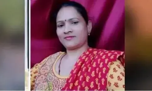यूपी में बीजेपी महिला नेता ने जहर खाकर दी जान, वायरल हुआ वीडियाे यूपी में बीजेपी महिला नेता ने जहर खाकर दी जान, वायरल हुआ वीडियाे