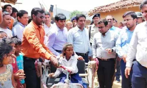 एक टांग पर कूद कर स्कूल जाने वाली सीमा को मिले पंख, प्रशासन ने की ये मदद एक टांग पर कूद कर स्कूल जाने वाली सीमा को मिले पंख, प्रशासन ने की ये मदद