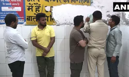 ताजमहल के अंदर मस्जिद में नमाज पढ़ रहे थे टूरिस्ट, 4 गिरफ्तार, पुलिस ने दर्ज किया केस