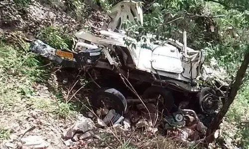 उत्तराखंड में दर्दनाक सड़क हादसा, 3 की मौत 10 घायल