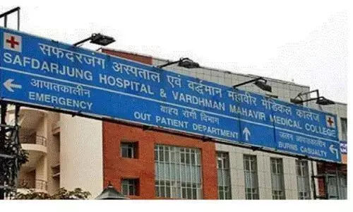 दिल्ली के सफदरगंज अस्पताल में लगी भीषण आग, अफरा-तफरी के बीच दमकल की गाड़ी मौके पर पहुंची दिल्ली के सफदरगंज अस्पताल में लगी भीषण आग, अफरा-तफरी के बीच दमकल की गाड़ी मौके पर पहुंची