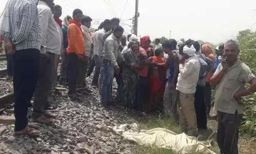 ट्रेन की चपेट में आने से रेलकर्मी की मौत ट्रेन की चपेट में आने से रेलकर्मी की मौत