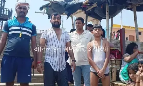 सरयू नदी में स्नान के दौरान तीन लोग डूबे, गोताखोरों ने बचाई जान सरयू नदी में स्नान के दौरान तीन लोग डूबे, गोताखोरों ने बचाई जान