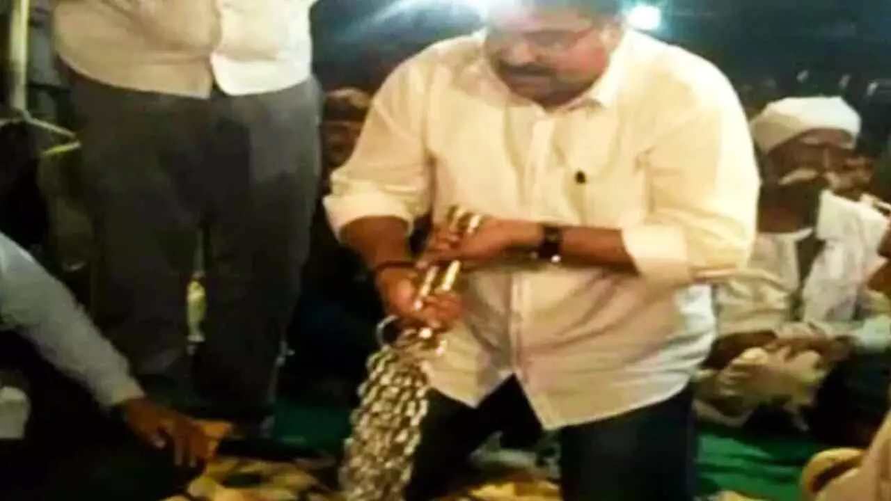 धार्मिक कार्यक्रम के बीच BJP के मंत्री खुद को जंजीरों से लगे पीटने, कांग्रेस ने लगाया अंधविश्वास फैलाने आरोप धार्मिक कार्यक्रम के बीच BJP के मंत्री खुद को जंजीरों से लगे पीटने, कांग्रेस ने लगाया अंधविश्वास फैलाने आरोप