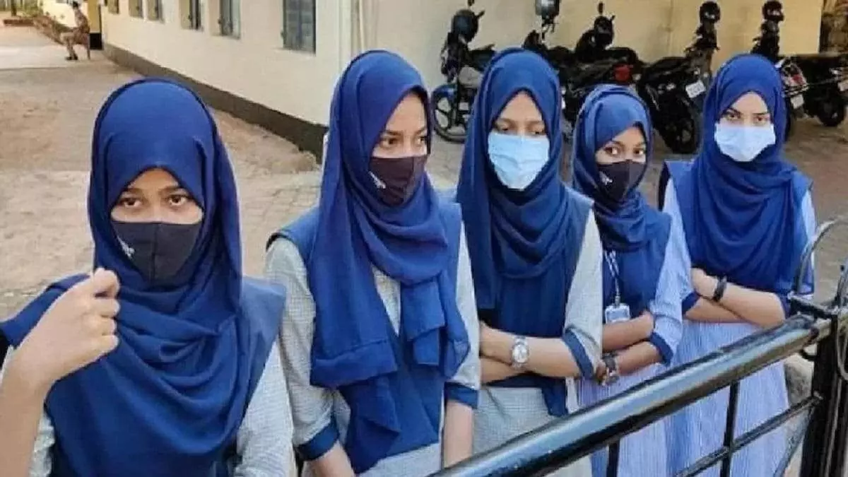 Hijab Row: मैंगलोर में हिजाब पहनकर यूनिवर्सिटी में एंट्री पर अड़ी छात्राएं, वापस लौटाई गईं