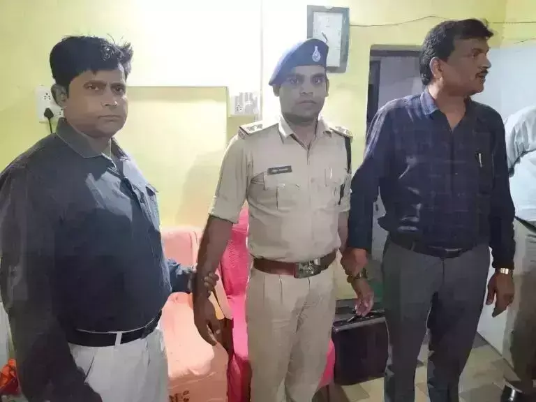 लोकायुक्त की बड़ी कार्रवाई, 25 हजार रिश्वत लेते हुए थाना प्रभारी गिरफ्तार लोकायुक्त की बड़ी कार्रवाई, 25 हजार रिश्वत लेते हुए थाना प्रभारी गिरफ्तार