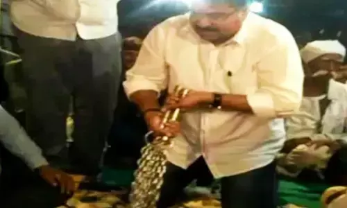 धार्मिक कार्यक्रम के बीच BJP के मंत्री खुद को जंजीरों से लगे पीटने, कांग्रेस ने लगाया अंधविश्वास फैलाने आरोप