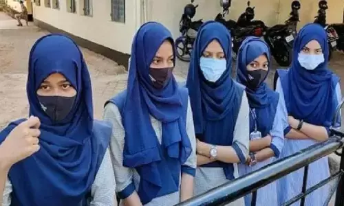 Hijab Row: मैंगलोर में हिजाब पहनकर यूनिवर्सिटी में एंट्री पर अड़ी छात्राएं, वापस लौटाई गईं