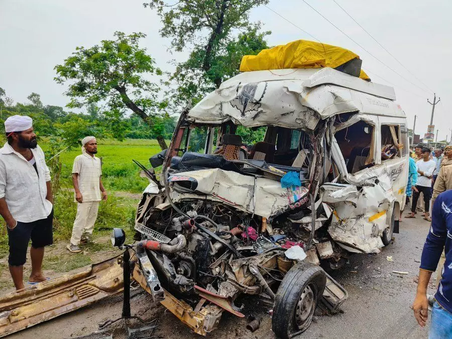 यूपी के बहराइच में भीषण सड़क हादसा : ट्रक में सामने से घुस गई टूरिस्ट वैन, 7 की मौत 9 घायल