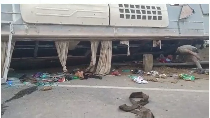 Agra News : जयपुर से गोरखपुर जा रही बस आगरा में पलटी, दो की मौत 12 से अधिक घायल