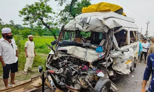 यूपी के बहराइच में भीषण सड़क हादसा : ट्रक में सामने से घुस गई टूरिस्ट वैन, 7 की मौत 9 घायल यूपी के बहराइच में भीषण सड़क हादसा : ट्रक में सामने से घुस गई टूरिस्ट वैन, 7 की मौत 9 घायल