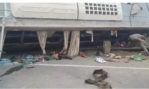 Agra News : जयपुर से गोरखपुर जा रही बस आगरा में पलटी, दो की मौत 12 से अधिक घायल Agra News : जयपुर से गोरखपुर जा रही बस आगरा में पलटी, दो की मौत 12 से अधिक घायल