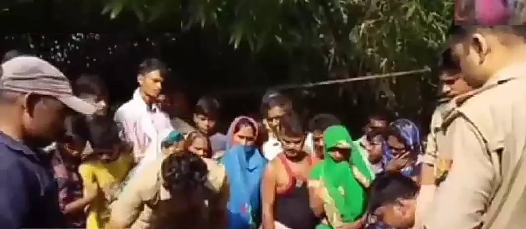 विवाहिता ने गमछे के सहारे लगाई फांसी, पुलिस ने शव पोस्टमार्टम के लिए भेजा