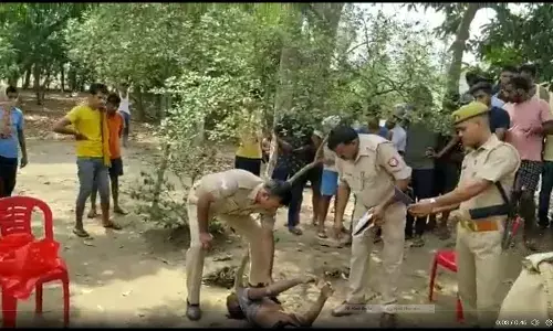 Double Murder in Ballia: बलिया में बाप बेटे की हत्या से मचा हड़कंप, बाप का शव घर में, बेटे का शव कुएं में मिला