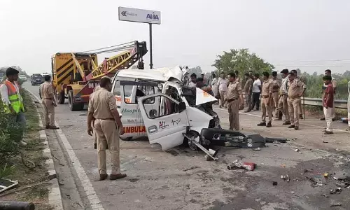 UP में बड़ा हादसा : बरेली में लखनऊ दिल्ली हाइवे पर मिनी ट्रक और एंबुलेंस की टक्कर में तीन महिलाओं समेत 7 की दर्दनाक मौत UP में बड़ा हादसा : बरेली में लखनऊ दिल्ली हाइवे पर मिनी ट्रक और एंबुलेंस की टक्कर में तीन महिलाओं समेत 7 की दर्दनाक मौत