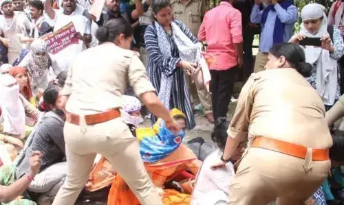 Parivartan Chowk Lucknow: परिवर्तन चौक पर शिक्षक भर्ती के अभ्यर्थियों का हंगामा Parivartan Chowk Lucknow: परिवर्तन चौक पर शिक्षक भर्ती के अभ्यर्थियों का हंगामा