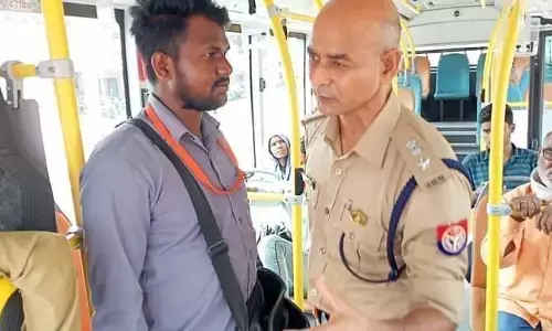 एसपी यातायात एमपी सिंह ने चिलचिलाती धूप में किया यातायात व्यवस्था का निरीक्षण एसपी यातायात एमपी सिंह ने चिलचिलाती धूप में किया यातायात व्यवस्था का निरीक्षण