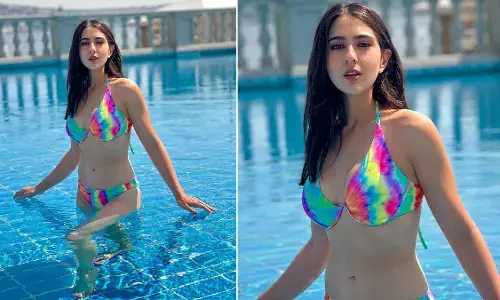 Sara Ali Khan ने बिकिनी पहनकर बढ़ाया इंटरनेट का पारा, सोशल मीडिया पर लगाई आग- View Photo Sara Ali Khan ने बिकिनी पहनकर बढ़ाया इंटरनेट का पारा, सोशल मीडिया पर लगाई आग- View Photo