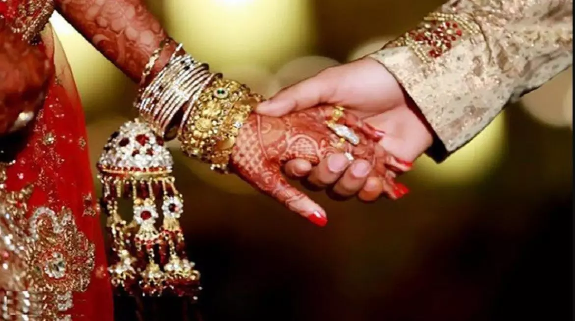 Looteri Dulhan :  शादी की रात दूल्हे को लगा तगड़ा झटका, पैसे और गहनों के साथ दुल्हन प्रेमी के साथ हुई फुर्र