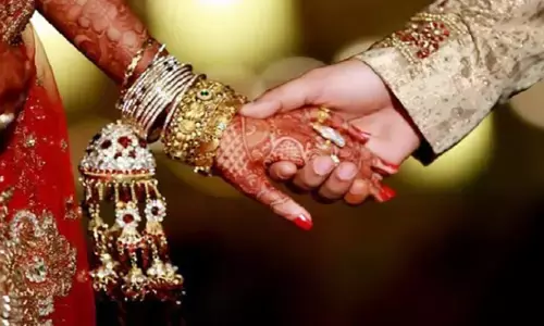 Looteri Dulhan : शादी की रात दूल्हे को लगा तगड़ा झटका, पैसे और गहनों के साथ दुल्हन प्रेमी के साथ हुई फुर्र Looteri Dulhan : शादी की रात दूल्हे को लगा तगड़ा झटका, पैसे और गहनों के साथ दुल्हन प्रेमी के साथ हुई फुर्र