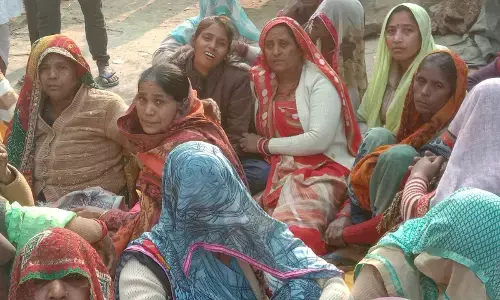 Kaushambi Hindi News: छप्पर छा रहा बालक नीचे गिरा दम घुटने से मौत Kaushambi Hindi News: छप्पर छा रहा बालक नीचे गिरा दम घुटने से मौत