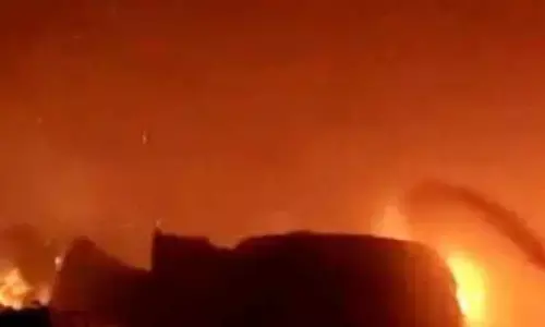 कोलकाता की एक चार मंजिला इमारत में भीषण आग कोलकाता की एक चार मंजिला इमारत में भीषण आग