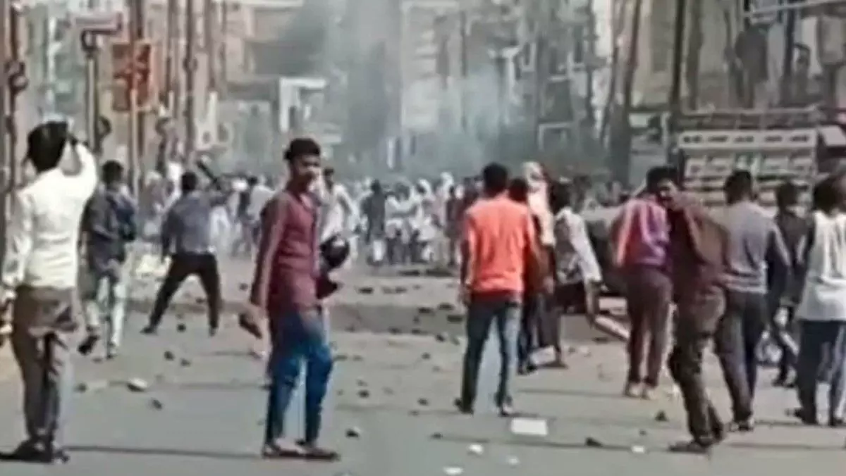 कानपुर में जुमे की नमाज के बाद हिंसा: दुकानें बंद कराने को लेकर दो समुदायों में पथराव, कई घायल