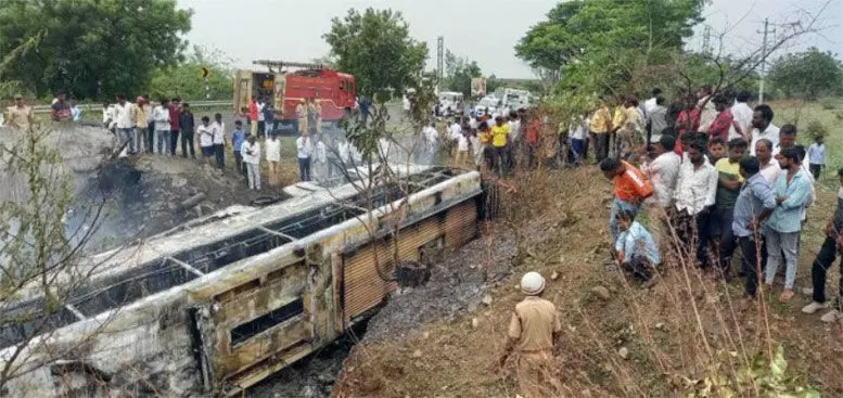 कर्नाटक में दर्दनाक हादसा, टक्कर के बाद बस में आग लगने से 7 यात्री जिंदा जले, पीएम मोदी ने जताया दुख