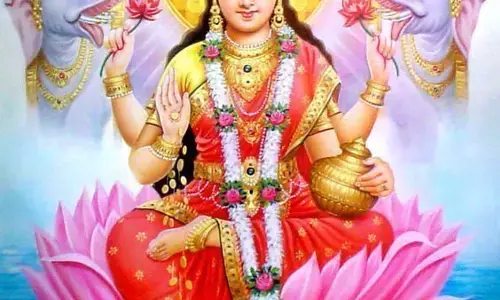 घर में लगाएं मां लक्ष्मी की ऐसी तस्वीर, होगी धन की वर्षा घर में लगाएं मां लक्ष्मी की ऐसी तस्वीर, होगी धन की वर्षा