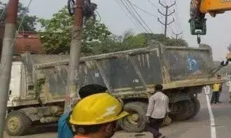 गोरखपुर में सड़क हादसा,डंपर ने पांच लोगों को कुचला गोरखपुर में सड़क हादसा,डंपर ने पांच लोगों को कुचला