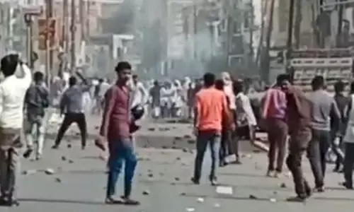 कानपुर में जुमे की नमाज के बाद हिंसा: दुकानें बंद कराने को लेकर दो समुदायों में पथराव, कई घायल कानपुर में जुमे की नमाज के बाद हिंसा: दुकानें बंद कराने को लेकर दो समुदायों में पथराव, कई घायल