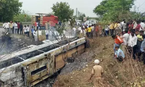 कर्नाटक में दर्दनाक हादसा, टक्कर के बाद बस में आग लगने से 7 यात्री जिंदा जले, पीएम मोदी ने जताया दुख