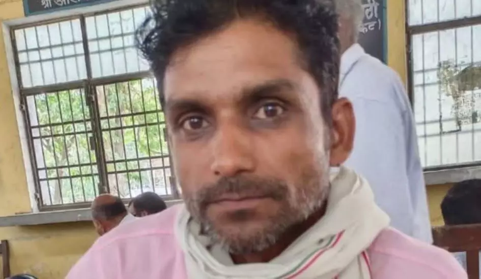 यूपी में अजीबोगरीब कारनामा, साहब! मैं तो जिंदा हूं, लेखपाल ने मुझे मृत दिखाकर वरासत किसी और के नाम कर दी यूपी में अजीबोगरीब कारनामा, साहब! मैं तो जिंदा हूं, लेखपाल ने मुझे मृत दिखाकर वरासत किसी और के नाम कर दी
