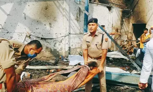 यूपी में बड़ा हादसा : हापुड़ में अवैध पटाखा फैक्ट्री में विस्फोट में अब तक 9 की मौत, कई घायल यूपी में बड़ा हादसा : हापुड़ में अवैध पटाखा फैक्ट्री में विस्फोट में अब तक 9 की मौत, कई घायल