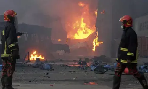 बांग्लादेश के कंटेनर डिपो में लगी भीषण आग में 35 की मौत, 450 से अधिक घायल बांग्लादेश के कंटेनर डिपो में लगी भीषण आग में 35 की मौत, 450 से अधिक घायल