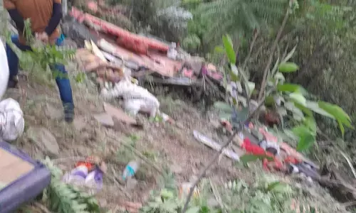 यमुनोत्री नेशनल हाईवे 507 पर दर्दनाक हादसा, डामटा के पास यात्रियों से भरी बस खाई में गिरी, हादसे में 16 यात्रियों की दर्दनाक मौत, 4 घायल यमुनोत्री नेशनल हाईवे 507 पर दर्दनाक हादसा, डामटा के पास यात्रियों से भरी बस खाई में गिरी, हादसे में 16 यात्रियों की दर्दनाक मौत, 4 घायल