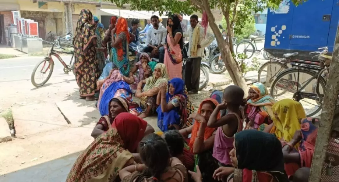 कथित चिकित्सक की लापरवाही से महिला की मौत पर परिजनों ने काटा जमकर हंगामा कथित चिकित्सक की लापरवाही से महिला की मौत पर परिजनों ने काटा जमकर हंगामा