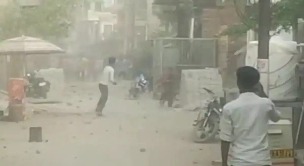 Agra News: कानपुर के बाद अब आगरा में पथराव, बाइक भिड़ने से आमने-सामने आए दो समुदाय Agra News: कानपुर के बाद अब आगरा में पथराव, बाइक भिड़ने से आमने-सामने आए दो समुदाय