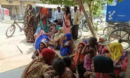 कथित चिकित्सक की लापरवाही से महिला की मौत पर परिजनों ने काटा जमकर हंगामा कथित चिकित्सक की लापरवाही से महिला की मौत पर परिजनों ने काटा जमकर हंगामा