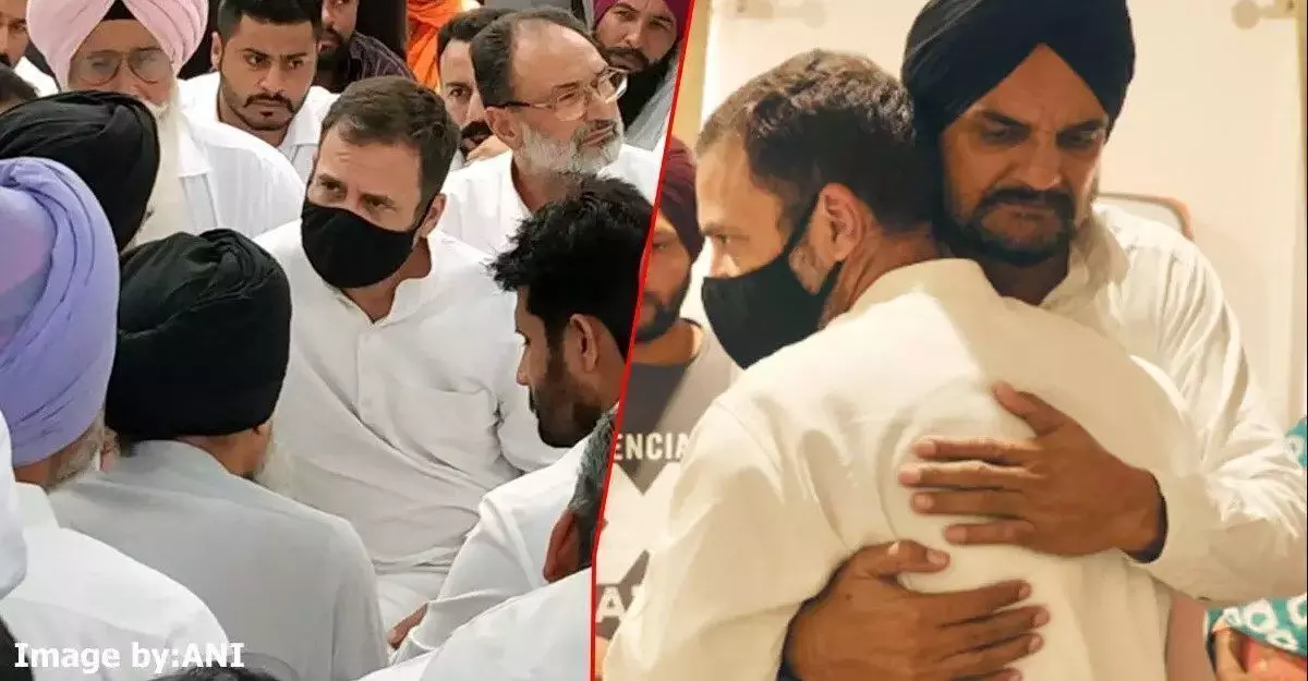 राहुल गांधी ने सिद्धू मूसेवाला के परिजनों से की मुलाकात, पिता को गले लगाकर ढांढस बंधाया राहुल गांधी ने सिद्धू मूसेवाला के परिजनों से की मुलाकात, पिता को गले लगाकर ढांढस बंधाया