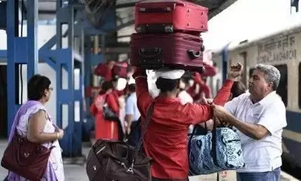 ट्रेनों में लगेज संबंधित आदेश को रेलवे ने बताया फर्जी,ट्वीट कर दी जानकारी ट्रेनों में लगेज संबंधित आदेश को रेलवे ने बताया फर्जी,ट्वीट कर दी जानकारी