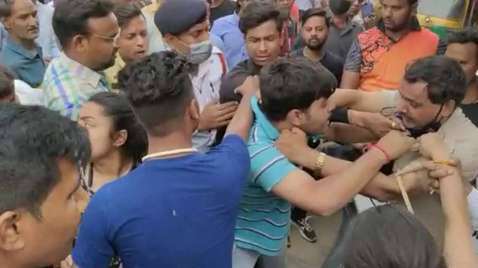 ट्रैफिक खुलवाने गए पुलिसवाले को युवक-युवती ने बेरहमी से पीटा, वीडियो हुआ वायरल