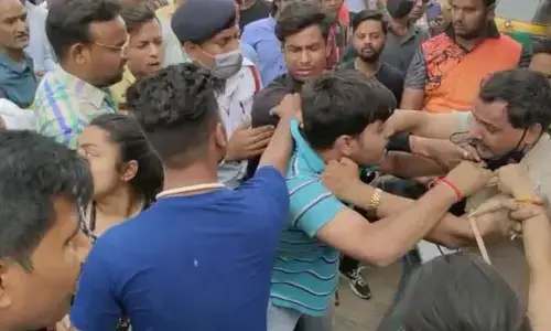 ट्रैफिक खुलवाने गए पुलिसवाले को युवक-युवती ने बेरहमी से पीटा, वीडियो हुआ वायरल