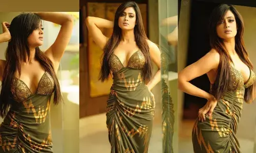 Shweta Tiwari Sexy Photoshoot: श्वेता तिवारी ने अपनी कातिलाना अदाओं से किया फैन्स को घायल, हॉट फोटोशूट से मचाया तहलका Shweta Tiwari Sexy Photoshoot: श्वेता तिवारी ने अपनी कातिलाना अदाओं से किया फैन्स को घायल, हॉट फोटोशूट से मचाया तहलका