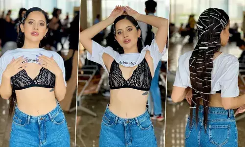 Urfi Javed ने फटी टी-शर्ट से दिखाई अपनी ब्रा, Bold Photos देखकर शर्मा जाएंगे आप