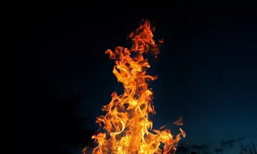 झारखंड: गांव के लोगों ने दो बलात्कारियों को जिंदा जलाया, जानें पूरा मामला झारखंड: गांव के लोगों ने दो बलात्कारियों को जिंदा जलाया, जानें पूरा मामला